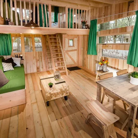 Wooden Victor De Vos - Slapen In Boomhut - Rijen, Brabant