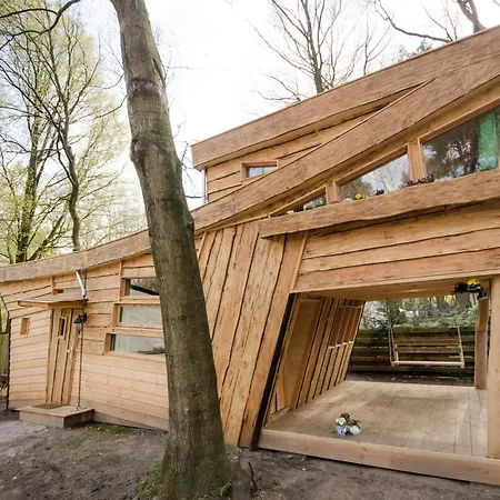 Wooden Victor De Vos I Slapen In Echte Boomhut Rijen