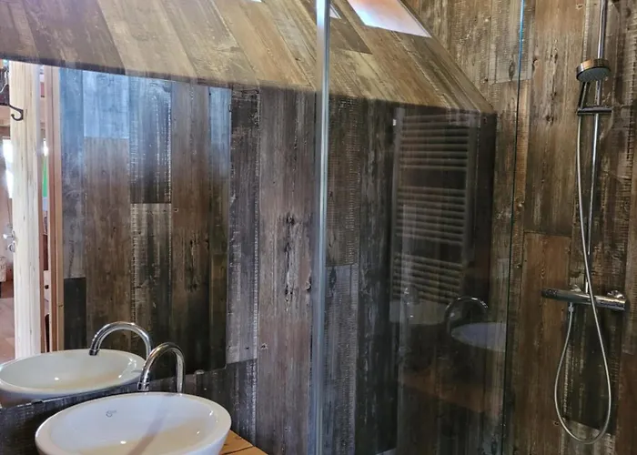 Wooden Victor De Vos I Slapen In Echte Boomhut * Rijen