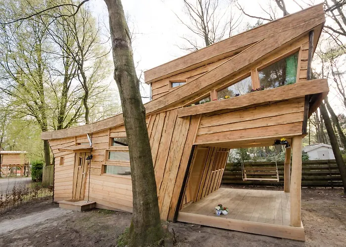 Wooden Victor De Vos I Slapen In Echte Boomhut Rijen